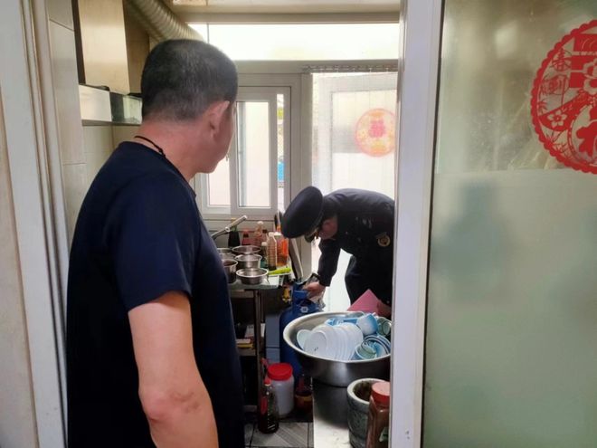八大峡街道中队力促小餐饮燃气与油烟规范