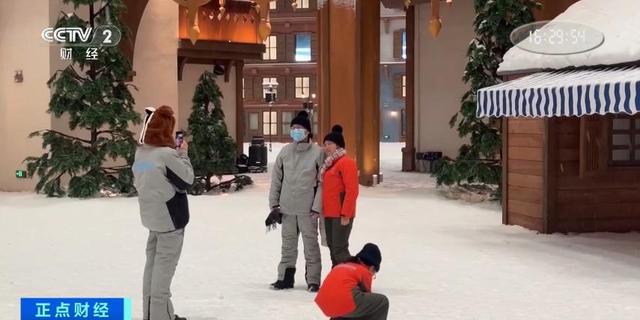 开云kaiyun官网夏天滑雪成度假新趋势上海某冰雪世界负责人：我们72台冷风机33台造雪机持续工作(图6)