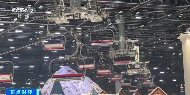 开云kaiyun官网夏天滑雪成度假新趋势上海某冰雪世界负责人：我们72台冷风机33台造雪机持续工作(图2)