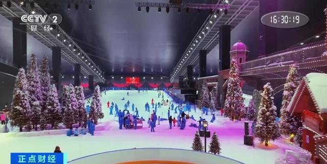 开云kaiyun官网夏天滑雪成度假新趋势上海某冰雪世界负责人：我们72台冷风机33台造雪机持续工作(图7)