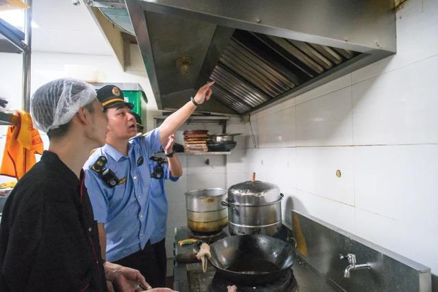 餐饮油烟治理典型案例｜困扰周边居民的油烟问题解决了十年老店何去何从？(图4)